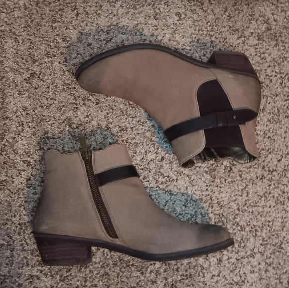 BP Distressed Leather Block Heel Ankle Boot - Picture 6 of 7